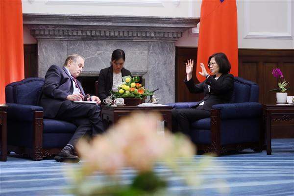 President Tsai meets a cross-strait affairs delegation from Harvard University's Fairbank Center for Chinese Studies.