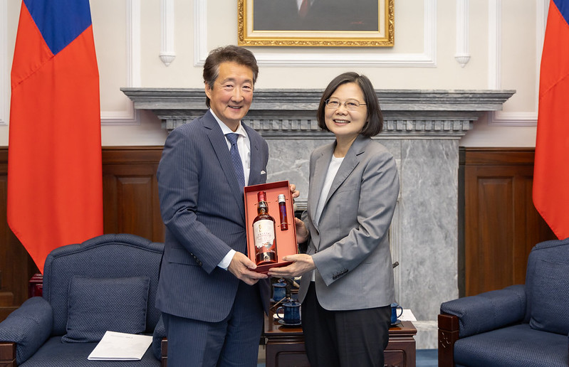 President Tsai Ing-wen presents CSIS Senior Vice President for Asia and Korea Chair Victor Cha with a gift.