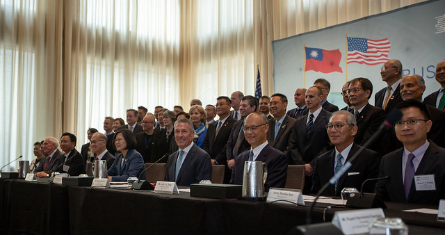 President Tsai poses a photo with the summit attendees.