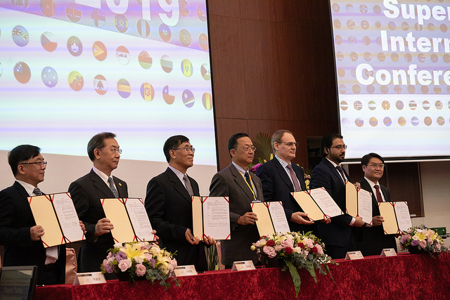 President Tsai witnesses the signing of the Super TaiRa letter of intent, symbolizing ICT's entrance into a new era.