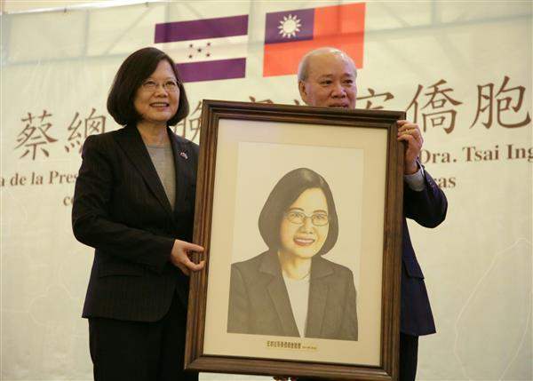 A Taiwanese expatriate presents a gift to President Tsai at a banquet in Honduras with the local Taiwanese expatriate community.