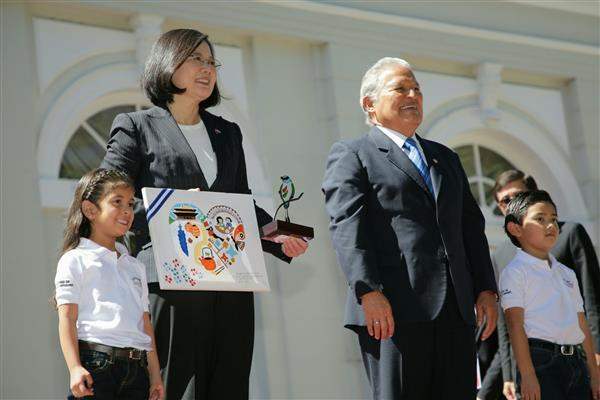 President Tsai arrives at the Salvadoran Presidential Palace and receives a gift from local children.