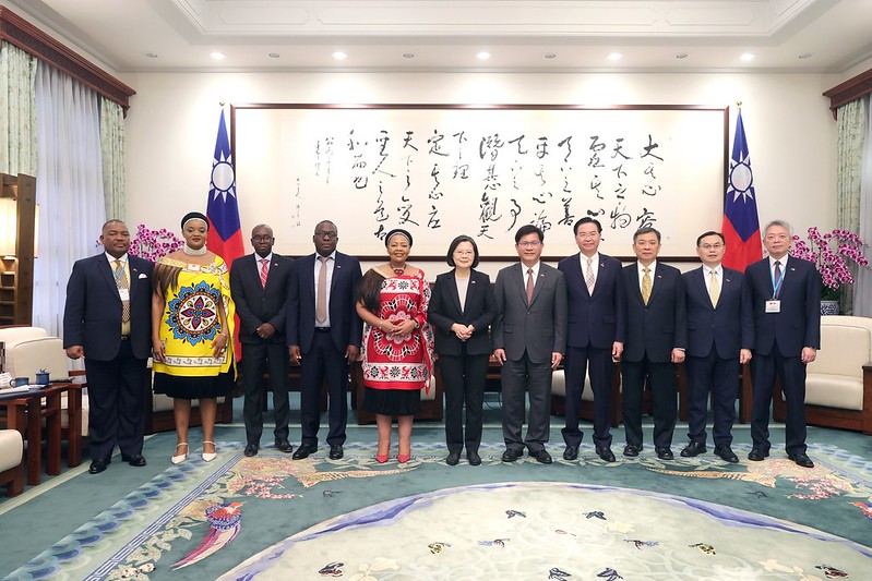 President Tsai poses for a photo with Eswatini Minister of Foreign Affairs and International Cooperation Pholile Shakantu.