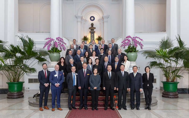 President Tsai poses for a photo with a delegation from the US-Taiwan Business Council.