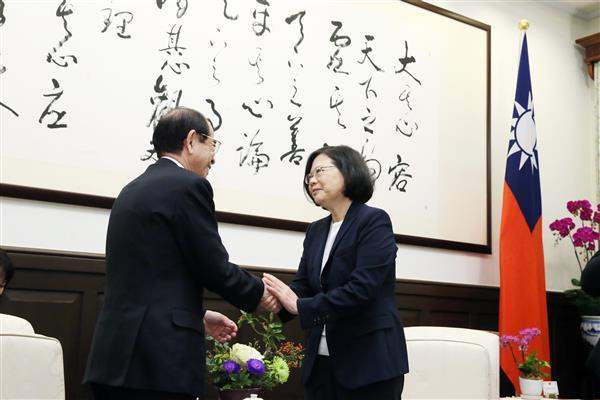 President Tsai warmly welcomes the delegation led by Japan Interchange Association Chairman Mitsuo Ohashi.