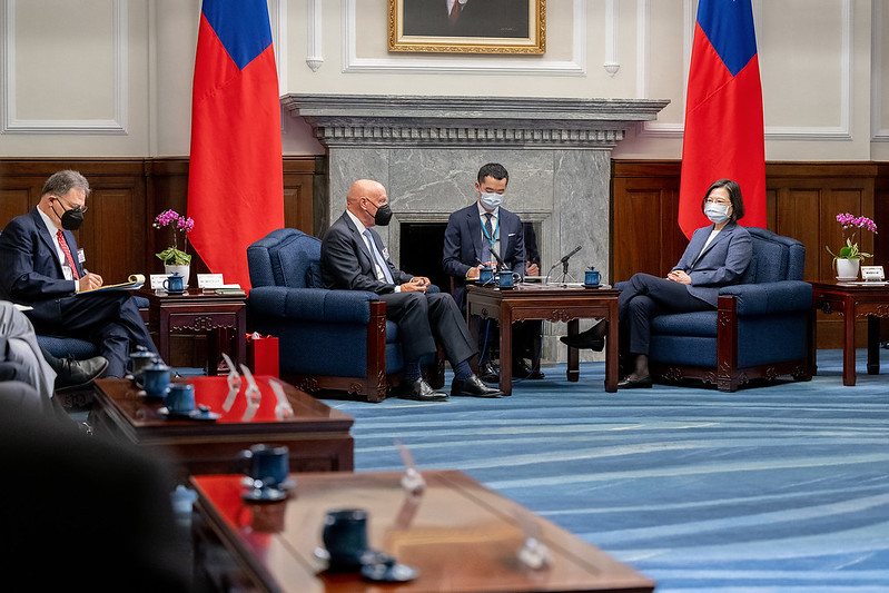 President Tsai Ing-wen meets Hoover Institution delegation