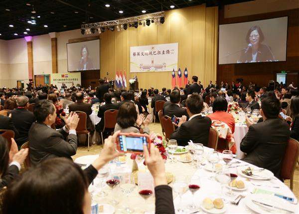 President Tsai attends a dinner banquet with representatives from the expatriate community in Paraguay.
