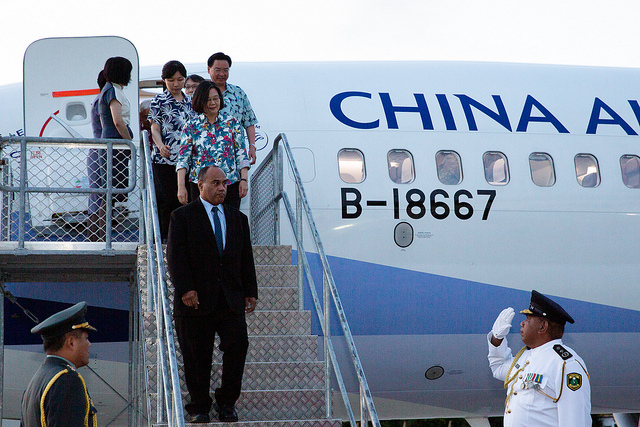 President Tsai waves to the welcoming crowd off the aircraft to the bottom of the airstair.