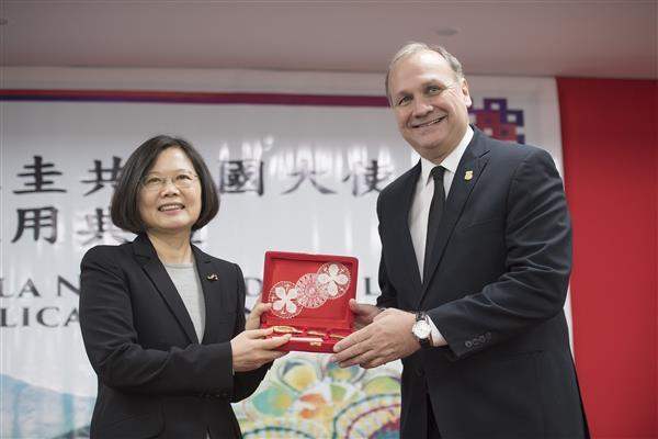 President Tsai receives a key to the city of Asuncion from Mayor Mario Ferreiro.