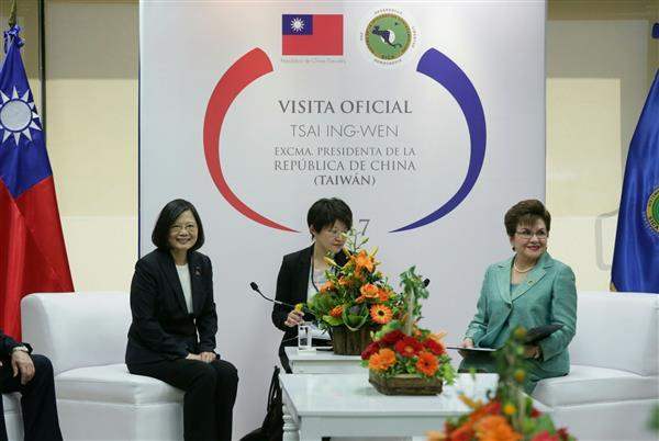 President Tsai meets with Secretary General Victoria Marina Velasquez de Aviles of the Central American Integration System (SICA) at the 