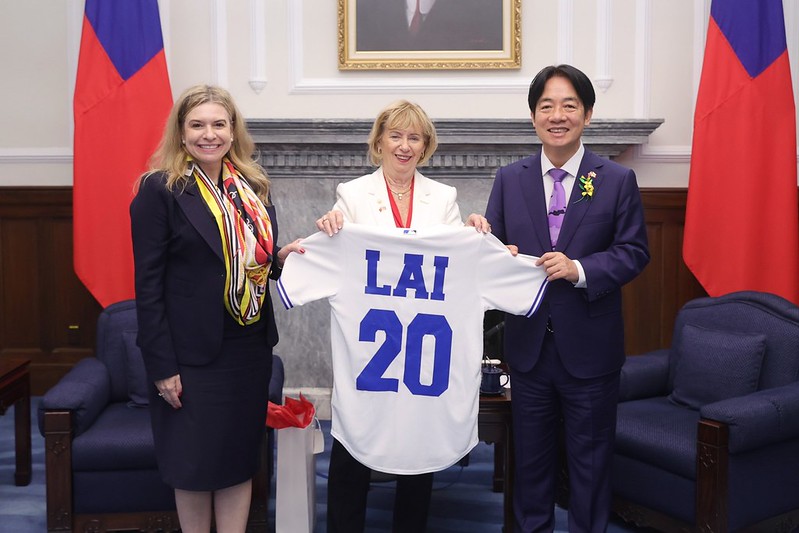 Chair of the Taiwan-Canada Parliamentary Friendship Group Judy Sgro presents President Lai Ching-te with a gift.