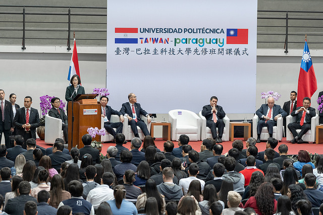 President Tsai delivers remarks at the opening for pre-university courses at Taiwan-Paraguay Polytechnic University. 