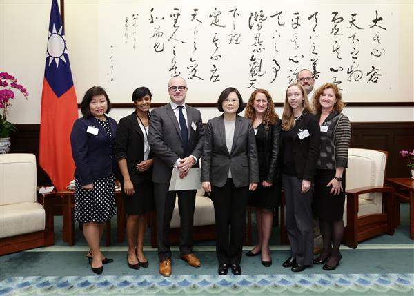 President Tsai meets and takes photos with guests from the US East-West Center's 2016 Asia Pacific Journalism Fellowship.