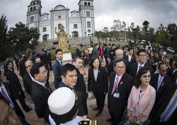 Carlo Magno Nunez, Rector of the Basilica of Suyapa, welcomes President Tsai at the main entrance of the Basilica and provides her with a briefing in front of a statue of Pope John Paul II.