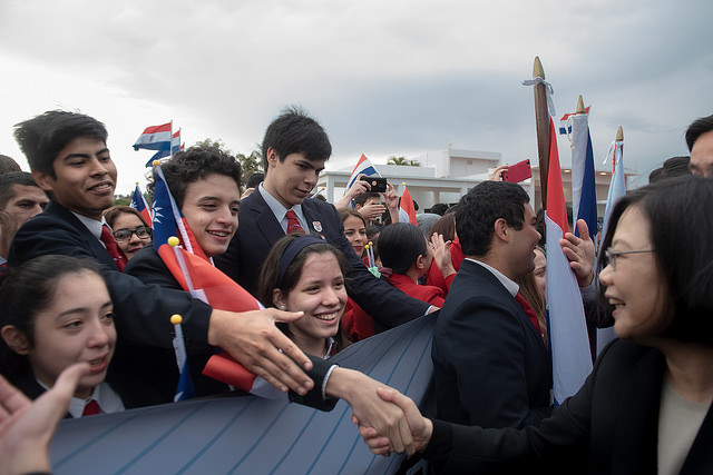 President Tsai shakes hands with Paraguayan children. 