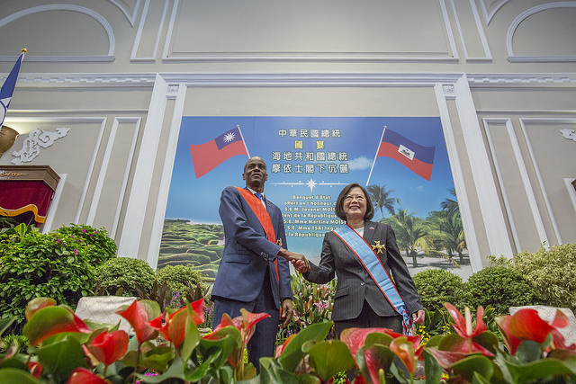 President Tsai shakes hands with Haitian President Jovenel Moïse at a state banquet.