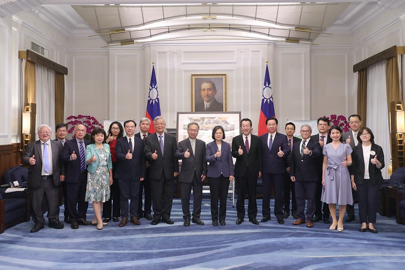 President Tsai poses for a photo with members of Taiwan's WHA action team.