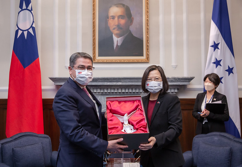 President Tsai poses for a photo with Honduran President Hernández.