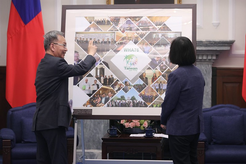 Minister of Health and Welfare Hsueh Jui-Yuan presents a photo collage to show President Tsai some of the highlights of the WHA action team's activities in Geneva.