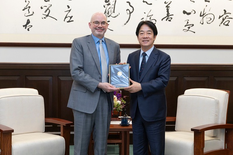 AIT Taipei Office Director Raymond Greene presents President Lai Ching-te with a gift.