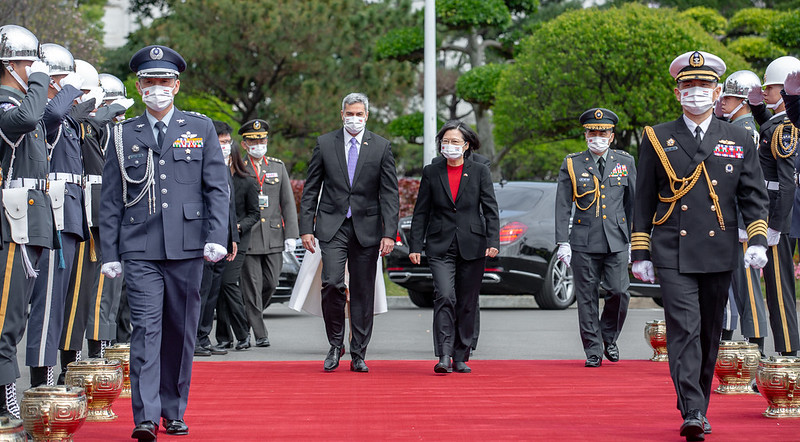 President Tsai officially welcomes Paraguay President Abdo Benítez with full military honors.
