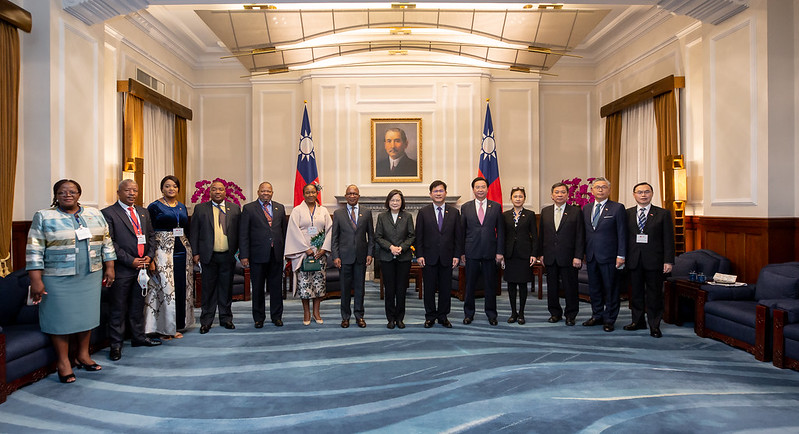 President Tsai takes a group photo with the Eswatini delegation.