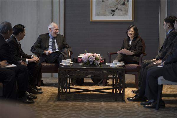 President Tsai exchanges views with American Institute in Taiwan Chairman James Moriarty during her transit in Houston, Texas.