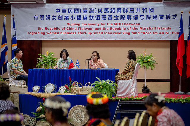 President Tsai Ing-wen and Marshall Islands President Hilda Heine witness the signing of the Memorandum of Understanding between the Government of the Republic of China (Taiwan) and the Government of the Republic of the Marshall Islands regarding Women Business Start-up Small Loan Revolving Fund.