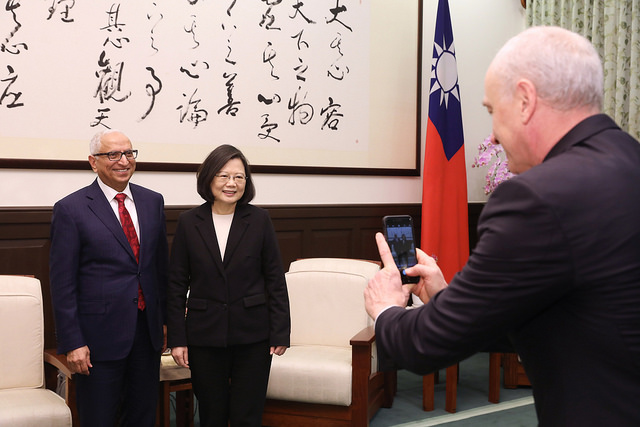 President Tsai with SEMI President and CEO Ajit Manocha.