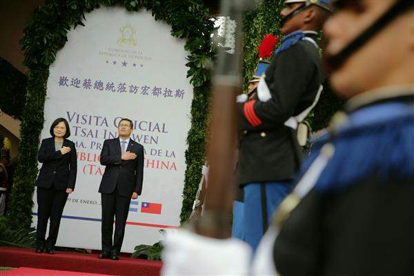 Honduran President Juan Orlando Hernandez Alvarado holds a welcoming ceremony for President Tsai.