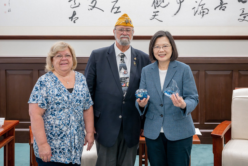 President Tsai poses for a photo with American Veterans National Commander Donald McLean and Mrs. McLean. 