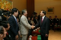 President Chen receives the 2004 first rate blood donors.