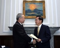 President Chen Receives Mr. Yun Hai-jung, South Korean Envoy of APEC 2005.