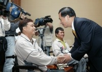 President Chen Receives Taiwanese Athletes of the 2005 World Wheelchair and Amputee Games.