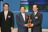 President Chen Gives Awards to Winners in the R&D Sector.