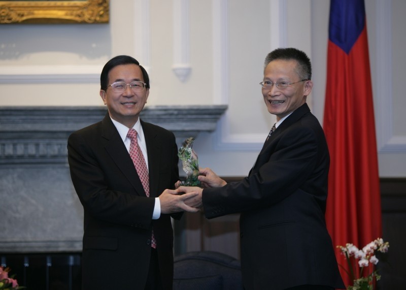 President Chen Meets with the Winners of the 4th Golden Roots Award.