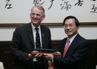 President Chen Meets with U. S. Representative Robert R. Simmons.