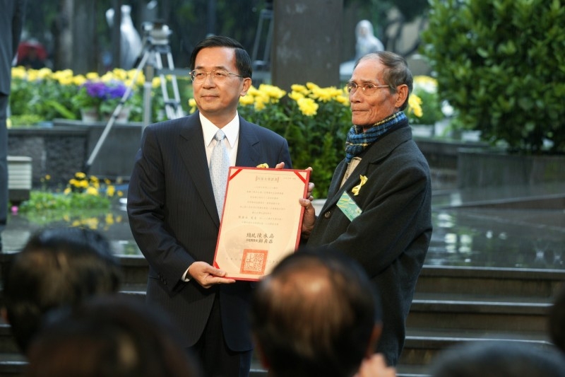 President Chen Attends 59th Anniversary of the 228 Incident.