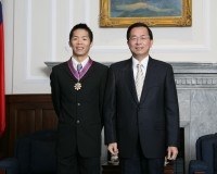 President Chen Bestows Award Upon Super Marathoner Lin Yi-chieh.