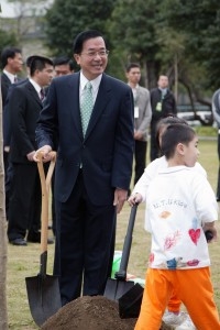 President Chen Plants Flame Tree on Tree-planting Day.