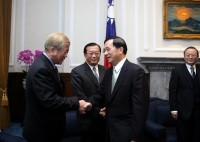 President Chen Receives Victims of Investment in China.