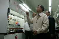 President Chen Inspects National Health Institute's Anti-Avian Flu Drug Production Facility.