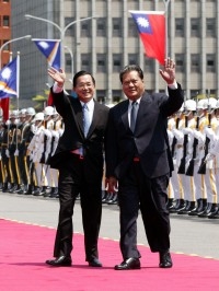 President Chen Welcomes Marshall Islands President Kessai H. Notet with Military Salute.