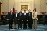 President Chen Meets with US Experts on Cross-strait Relations.