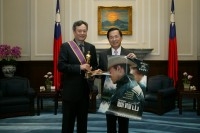 President Chen Decorates Director Ang Lee.