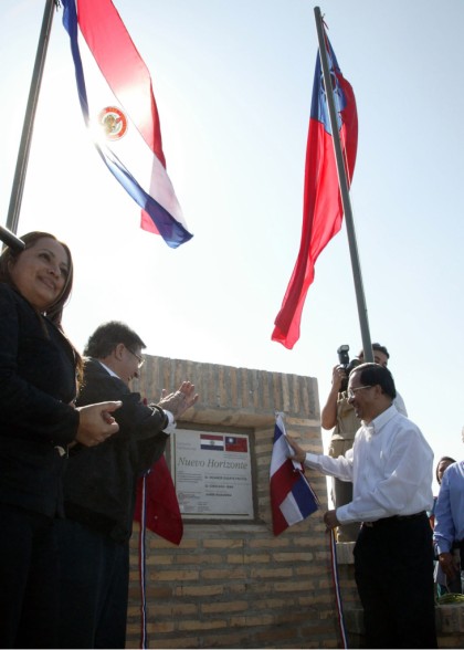 President Chen and Paraguayan President Duarte Sign a Joint Communiqué.