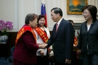 President Chen Meets with Winners of Mother Love Award.