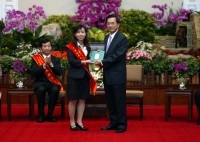 President Chen Receives Laborers of the Year.