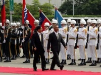 President Chen Welcomes Visiting Kiribati President Anote Tong and Mrs. Tong with Military Honors.