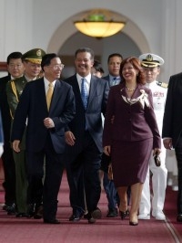 President Chen Welcomes Dominican Republic President Leonel Antonio Fernandez Reyna with 21-Gun Salute.